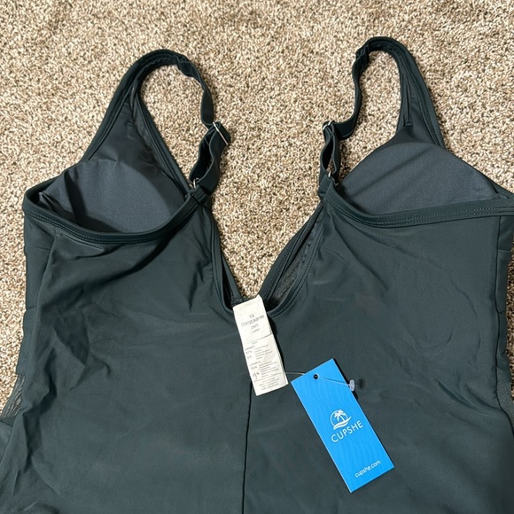 Cupshe Green One-Piece Swimsuit with Plunging V-Neck - Picture 6 of 8